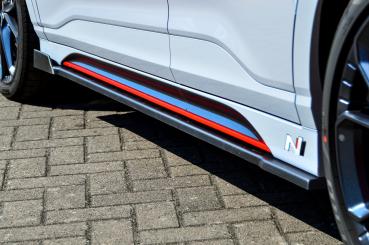 Ingo Noak Tuning CUP Seitenschweller mit Wing vorne für Hyundai Kona N + N-Line ab Bj. 2020 – ABS (Lackierung erforderlich), inkl. ABE