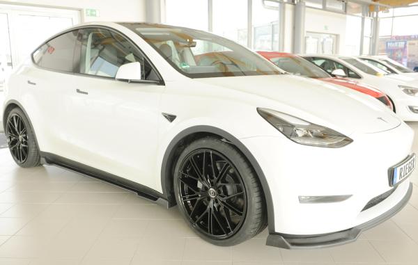 Rieger Seitenschwelleransatz rechts für originale Seitenschweller für Tesla Model Y (ab 03/2020, alle Modelle inkl. Performance) – ABS schwarz-matt (Finish), inkl. Gutachten