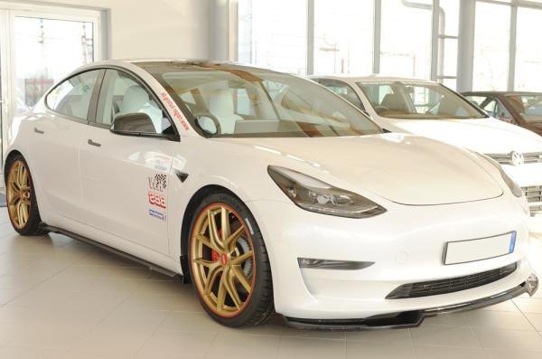 Rieger Seitenschwelleransatz rechts für originale Seitenschweller für Tesla Model 3 (06/2018–09/2023 bis Facelift, ab 10/2023 Facelift, alle Modelle inkl. Performance) – ABS schwarz glänzend, inkl. Gutachten