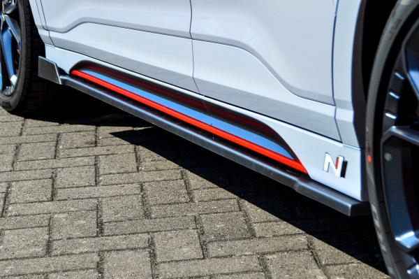 Ingo Noak Tuning CUP Seitenschweller mit Wing vorne für Hyundai Kona N + N-Line ab Bj. 2020 – ABS (Lackierung erforderlich), inkl. ABE