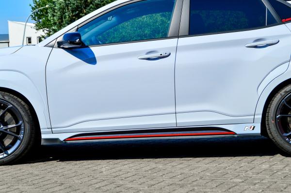 Ingo Noak Tuning CUP Seitenschweller mit Wing vorne für Hyundai Kona N + N-Line ab Bj. 2020 – ABS (Lackierung erforderlich), inkl. ABE
