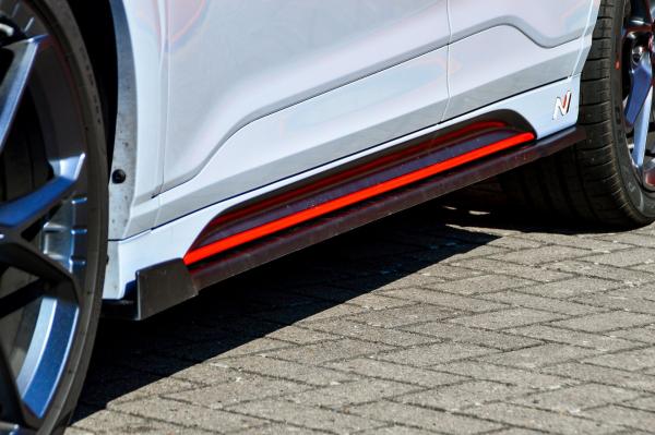 Ingo Noak Tuning CUP Seitenschweller mit Wing vorne für Hyundai Kona N + N-Line ab Bj. 2020 – ABS (Lackierung erforderlich), inkl. ABE